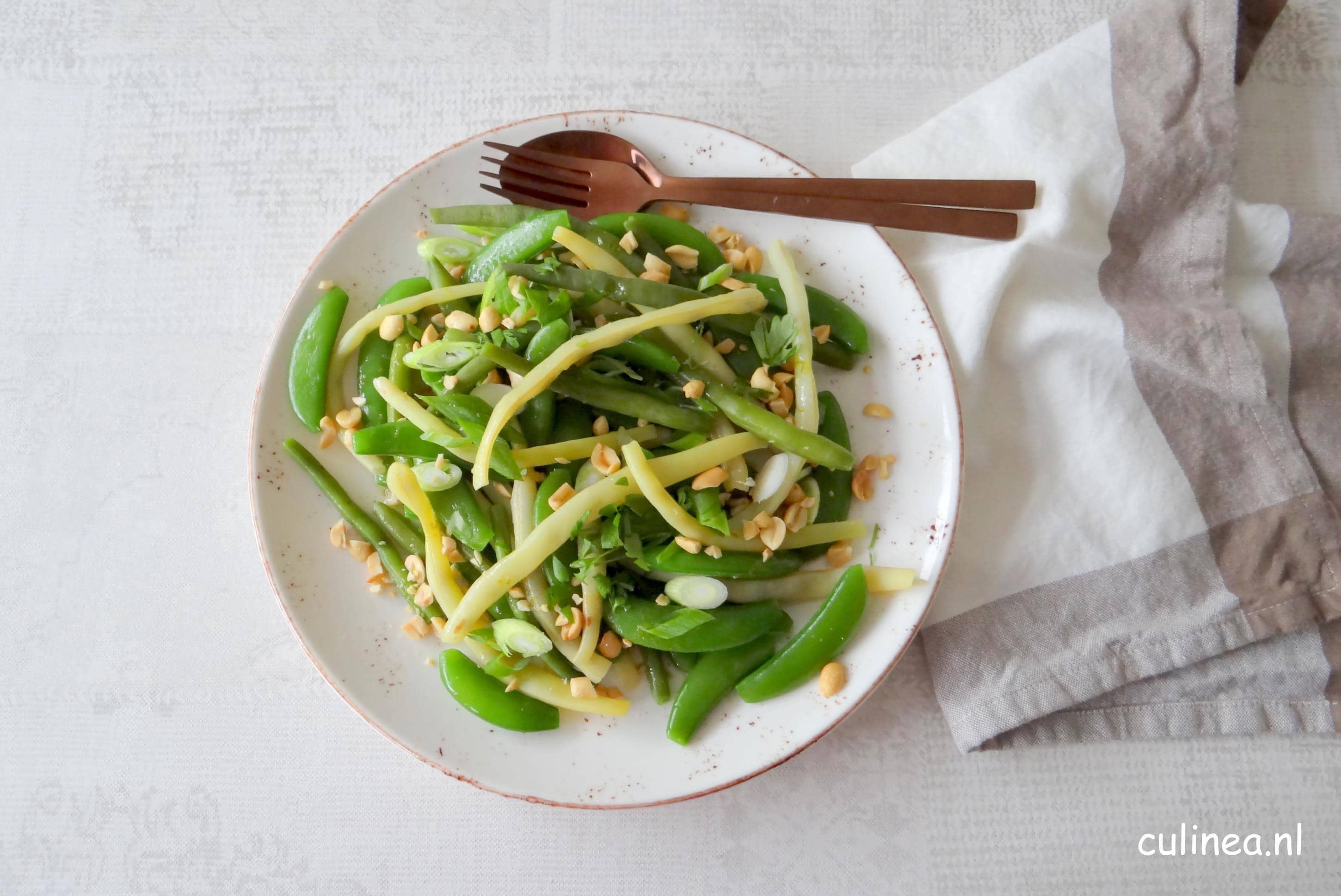 Gemengde bonensalade met limoen en pinda's