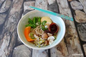 Noedelsoep met wortel, paddenstoelen en sugar snaps