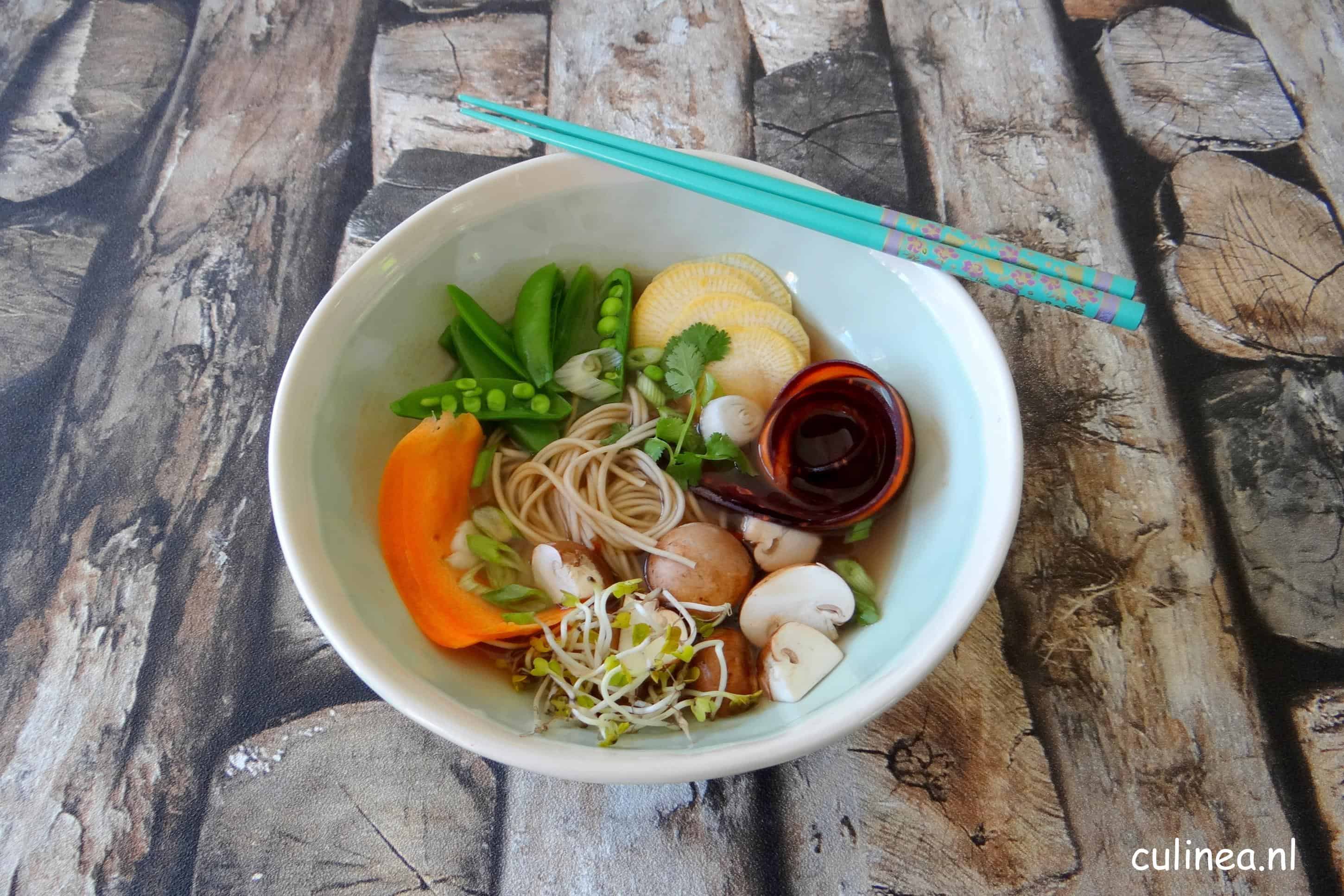 Noedelsoep met wortel, paddenstoelen en sugar snaps