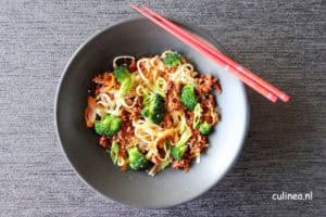 Noedels met gehakt, witte kool en broccoli