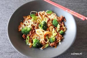 Noedels met gehakt, witte kool en broccoli