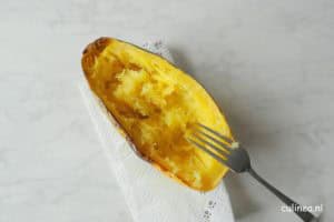 Spaghetti pompoen gevuld met tomaatjes en ei