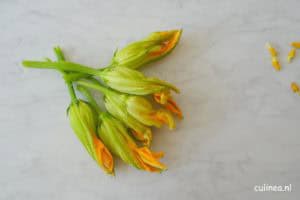 Tempura van courgettebloemen