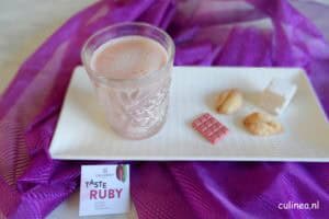 Warme roze chocolademelk