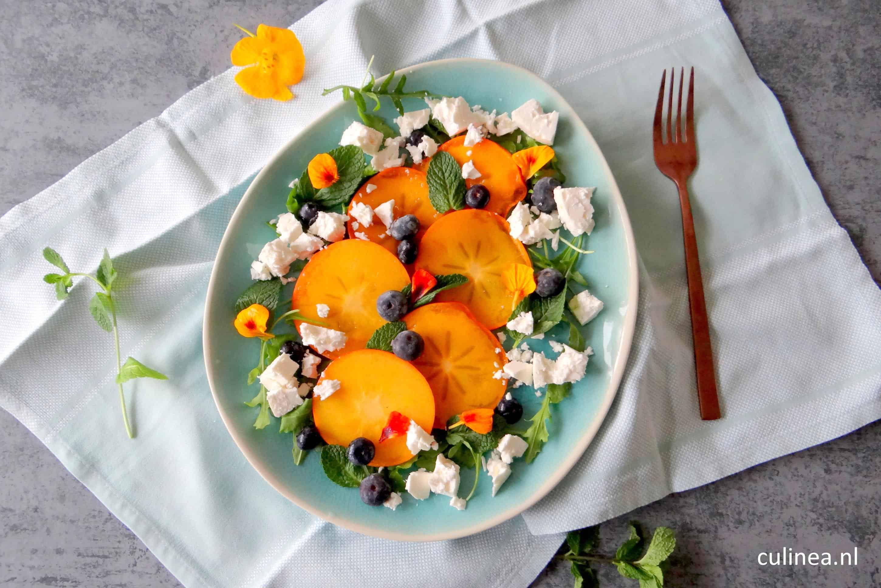 Kakisalade met feta, blauwe bessen en munt