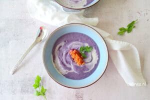 Paarse zoete aardappel en rode koolsoep