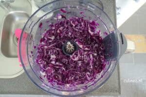 Paarse zoete aardappel en rode koolsoep