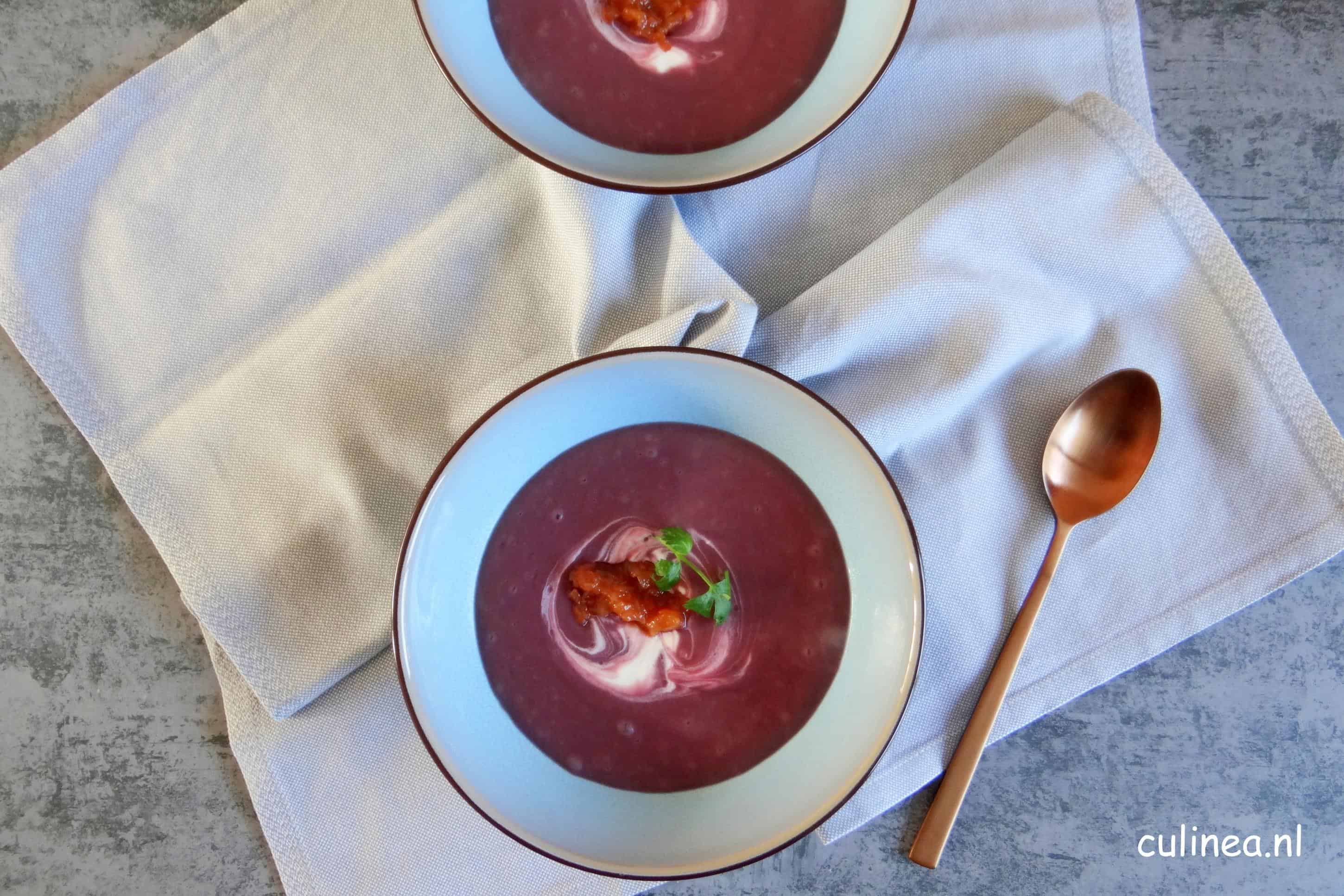 Truffel aardappel en rode koolsoep