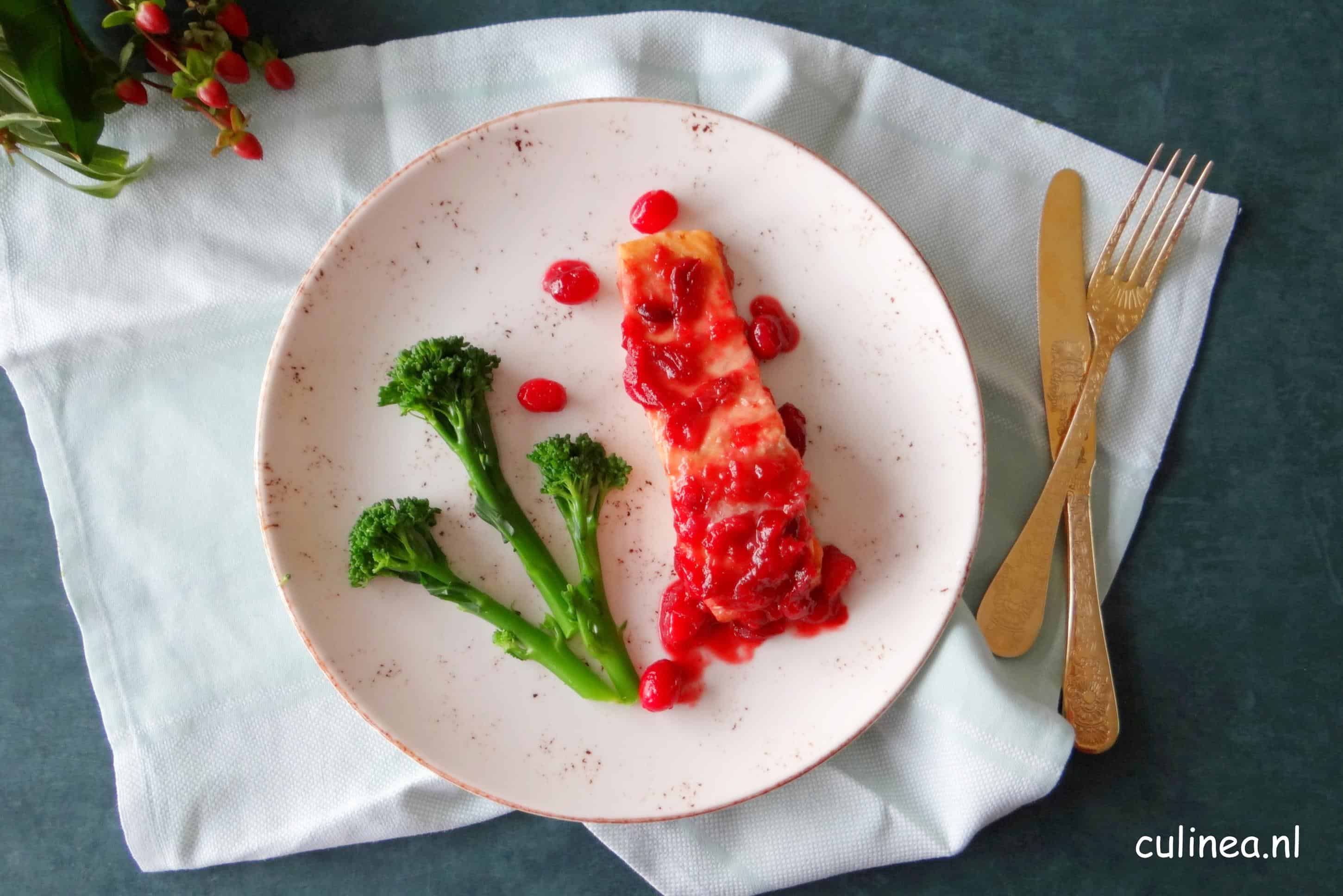 Zalm uit de oven met cranberrysaus