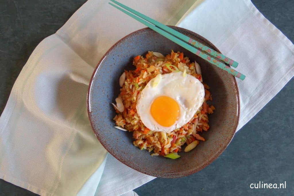 Gebakken rijst met wortel, broccoli en ei