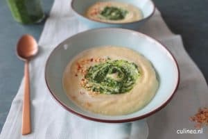 Geroosterde pastinaaksoep met palmkool pesto