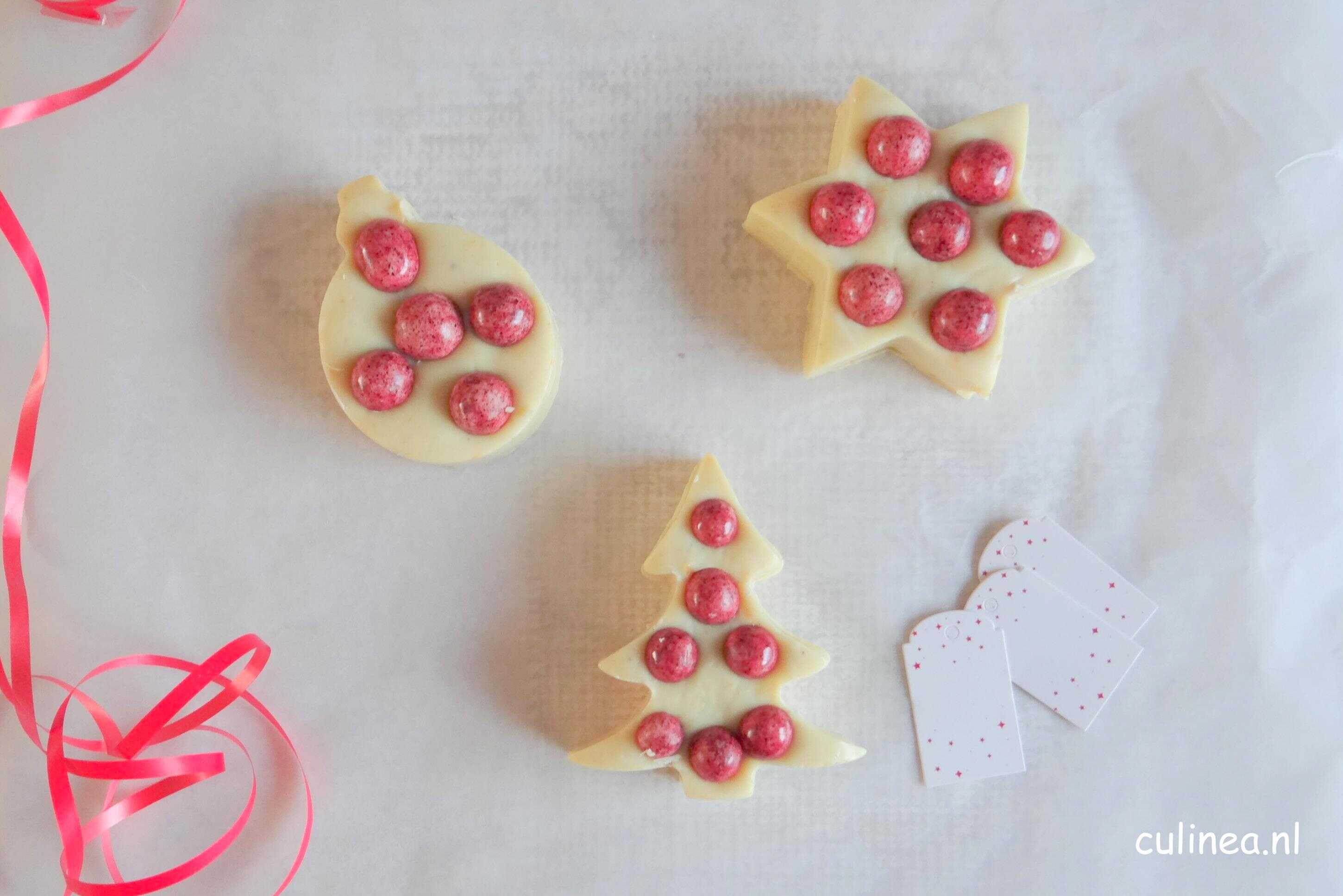 Witte Kerstfudge vormpjes
