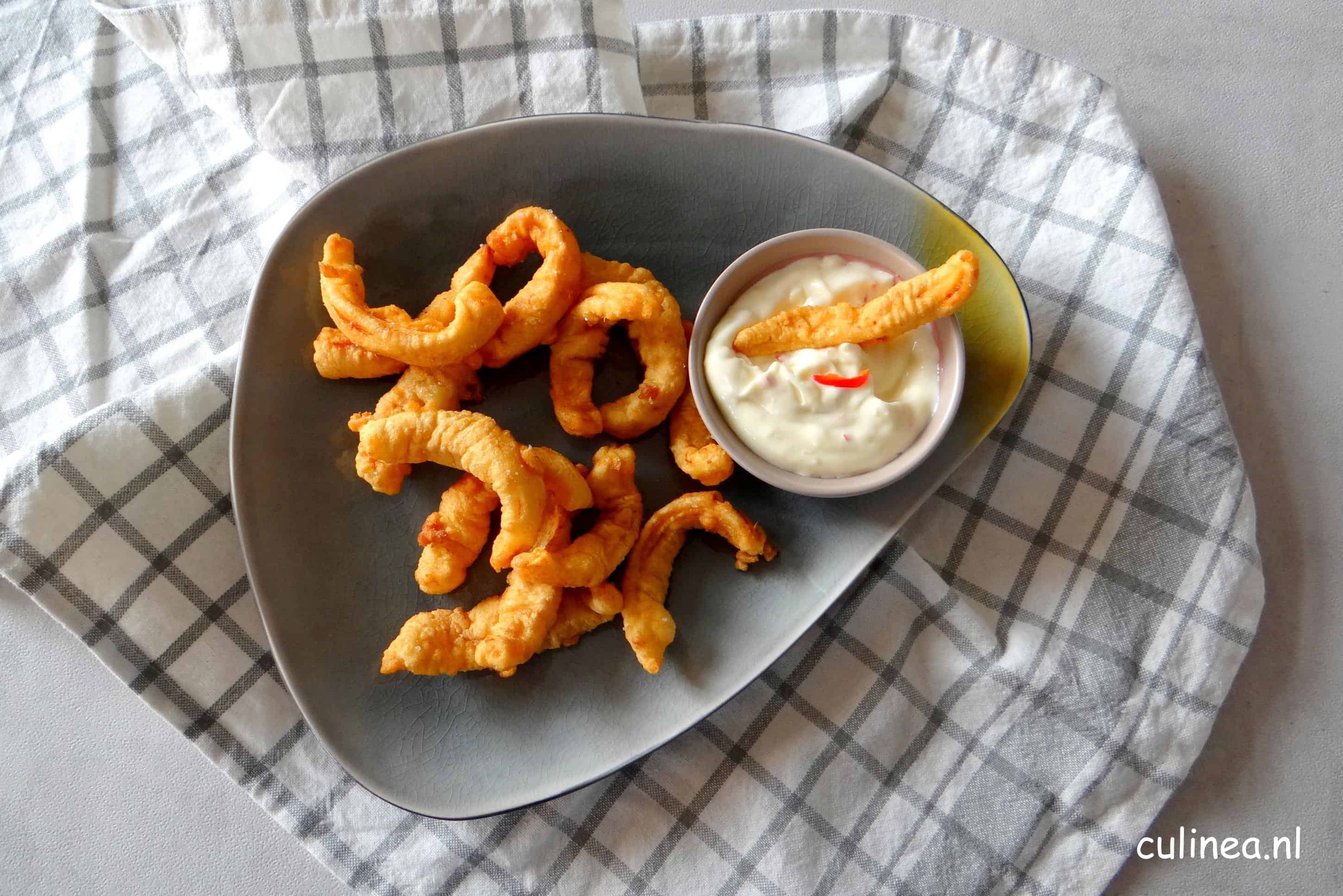 Gefrituurde inktvisfrietjes met spicy aioli