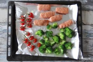 Geroosterde worstjes, broccoli en tomaatjes