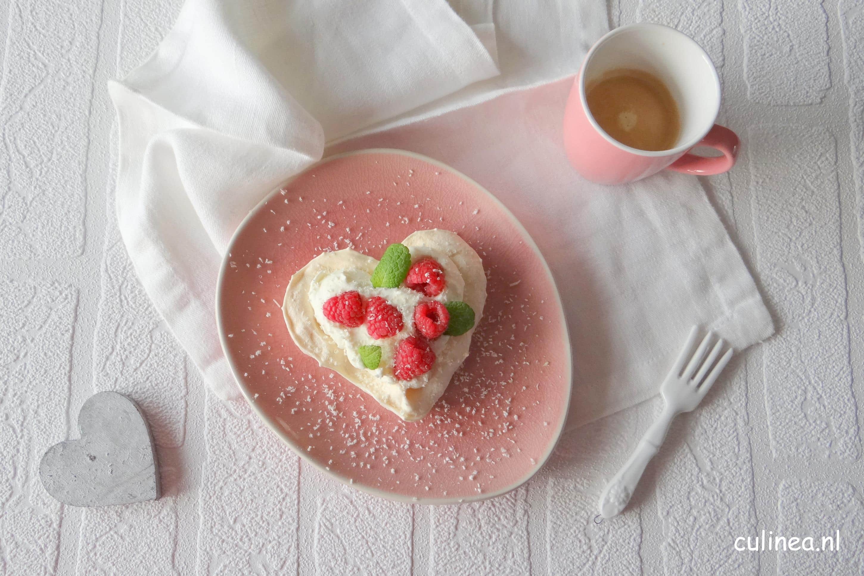 Hartvormige meringues met frambozen