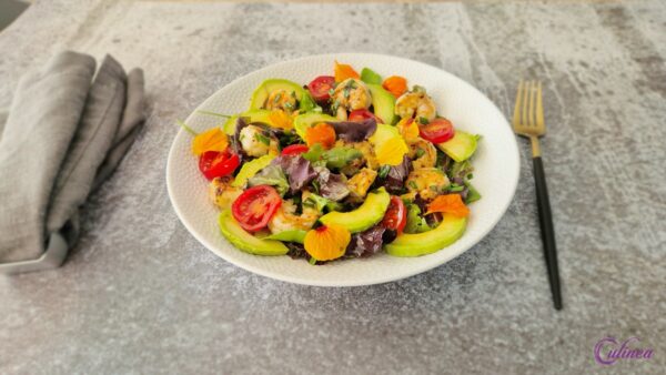 Salade met knoflookgarnalen en avocado
