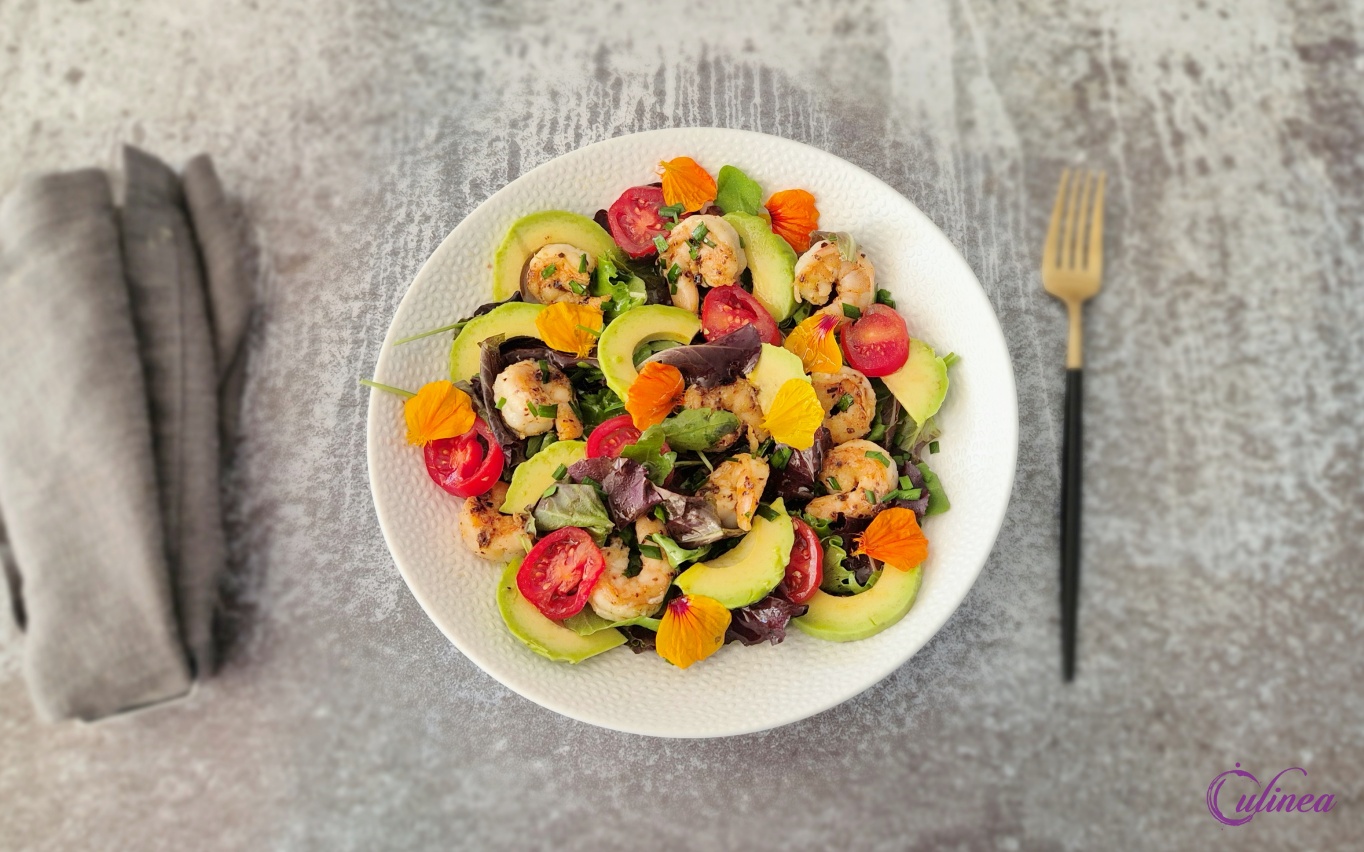 Salade met knoflookgarnalen en avocado