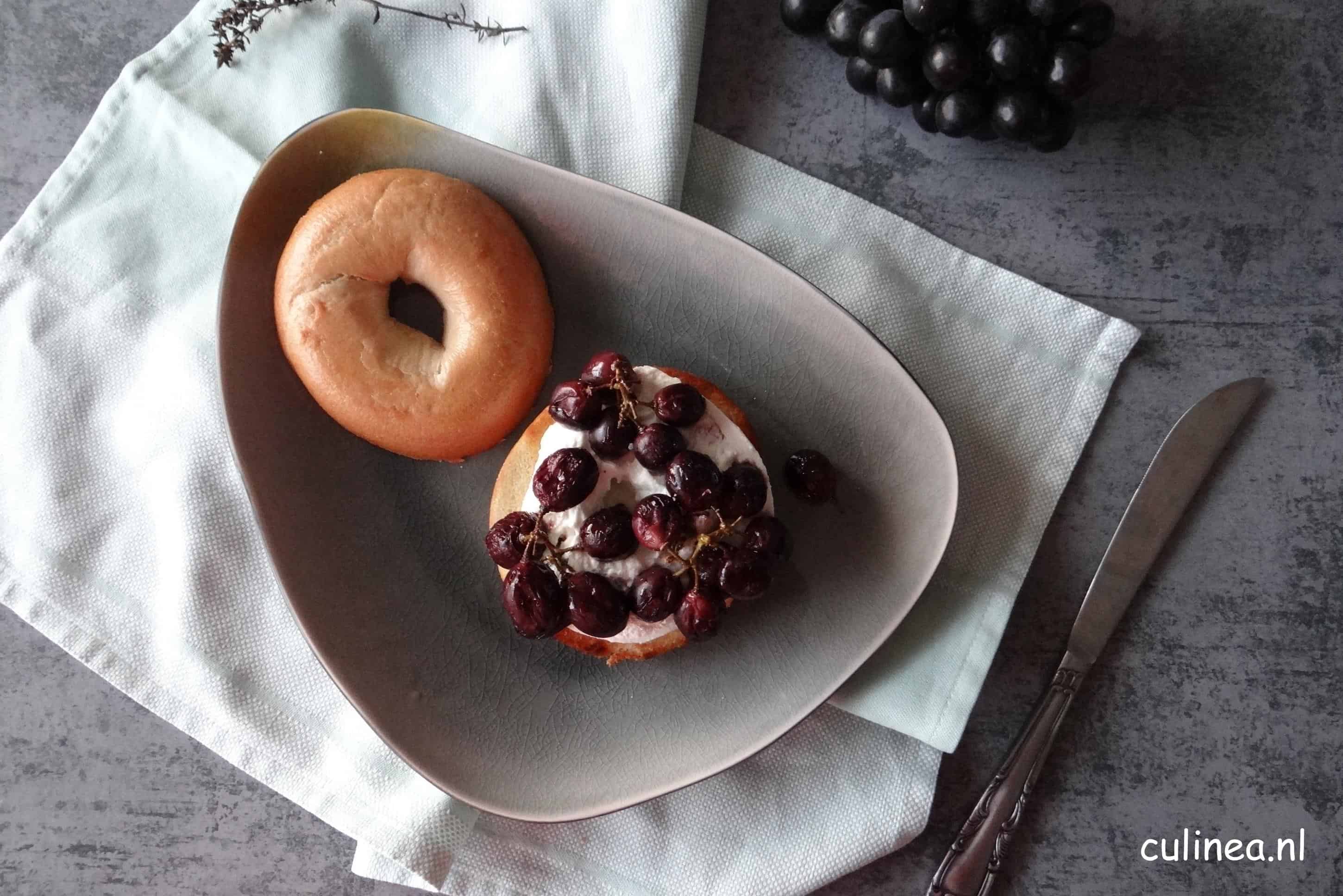 Bagel met burrata en geroosterde druiven