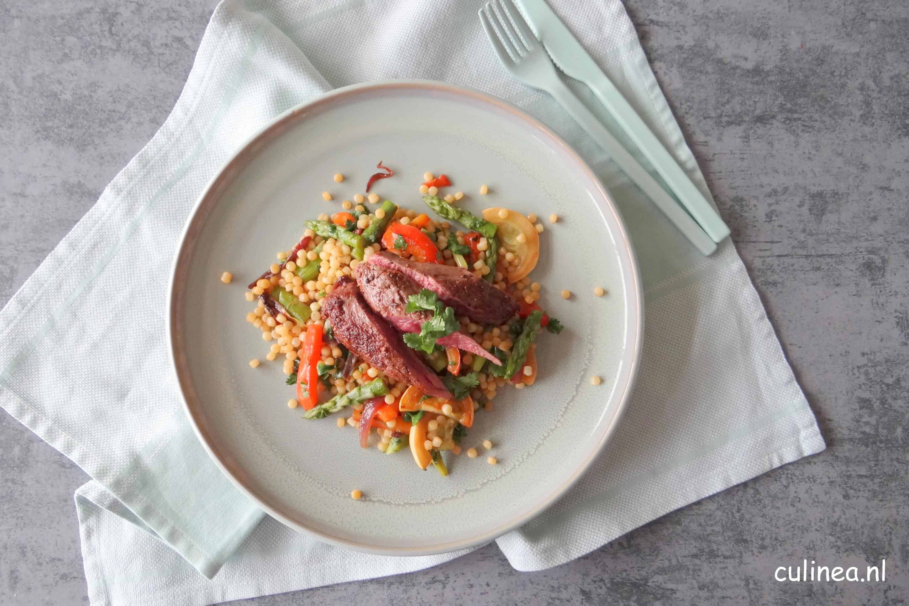 Baharat lamshaasje met parelcouscous