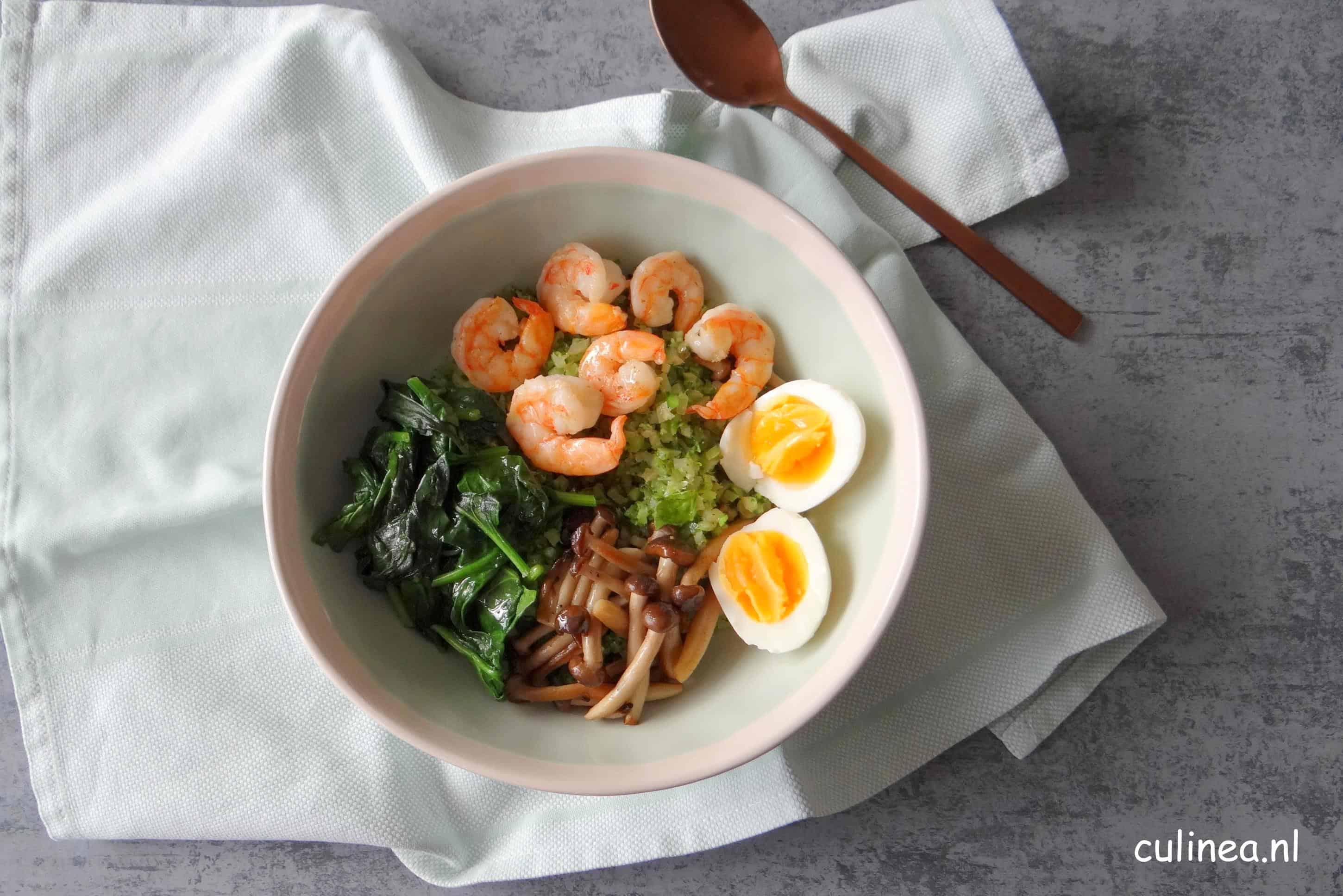 Broccolirijst met garnalen, spinazie en paddenstoelen