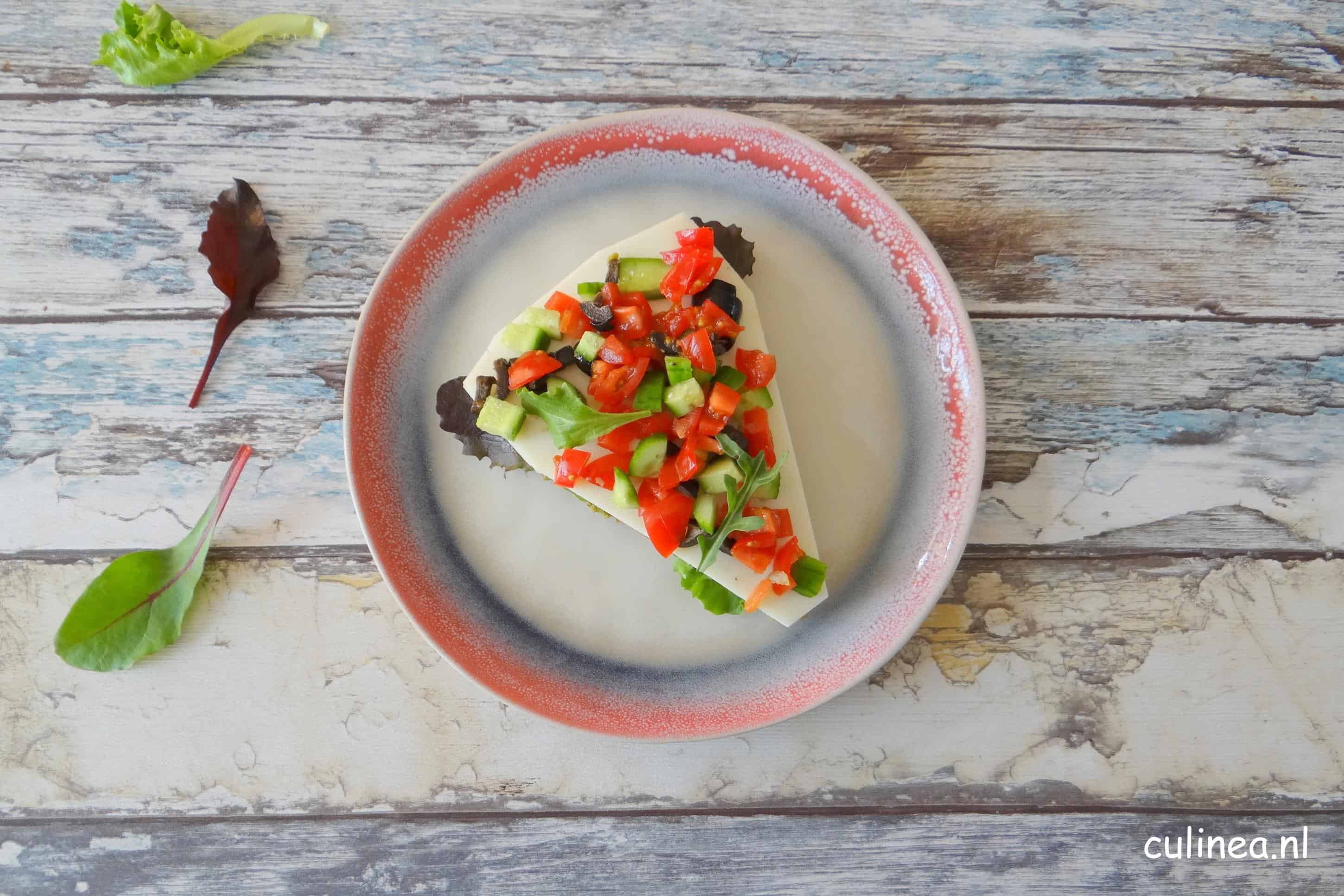 Cracker met geitenkaas, pesto en tomatensalsa