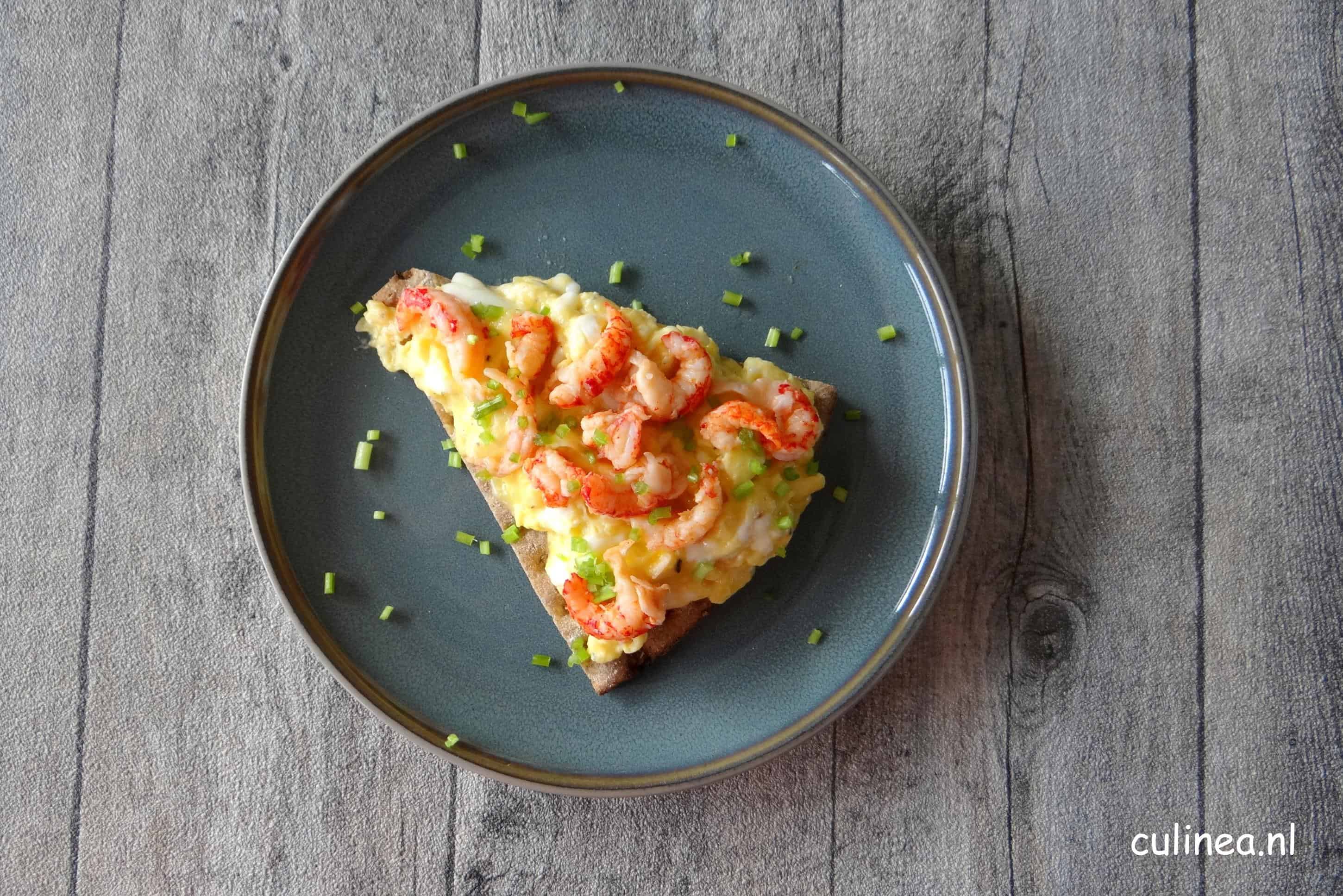 Cracker met scrambled eggs en rivierkreeftjes