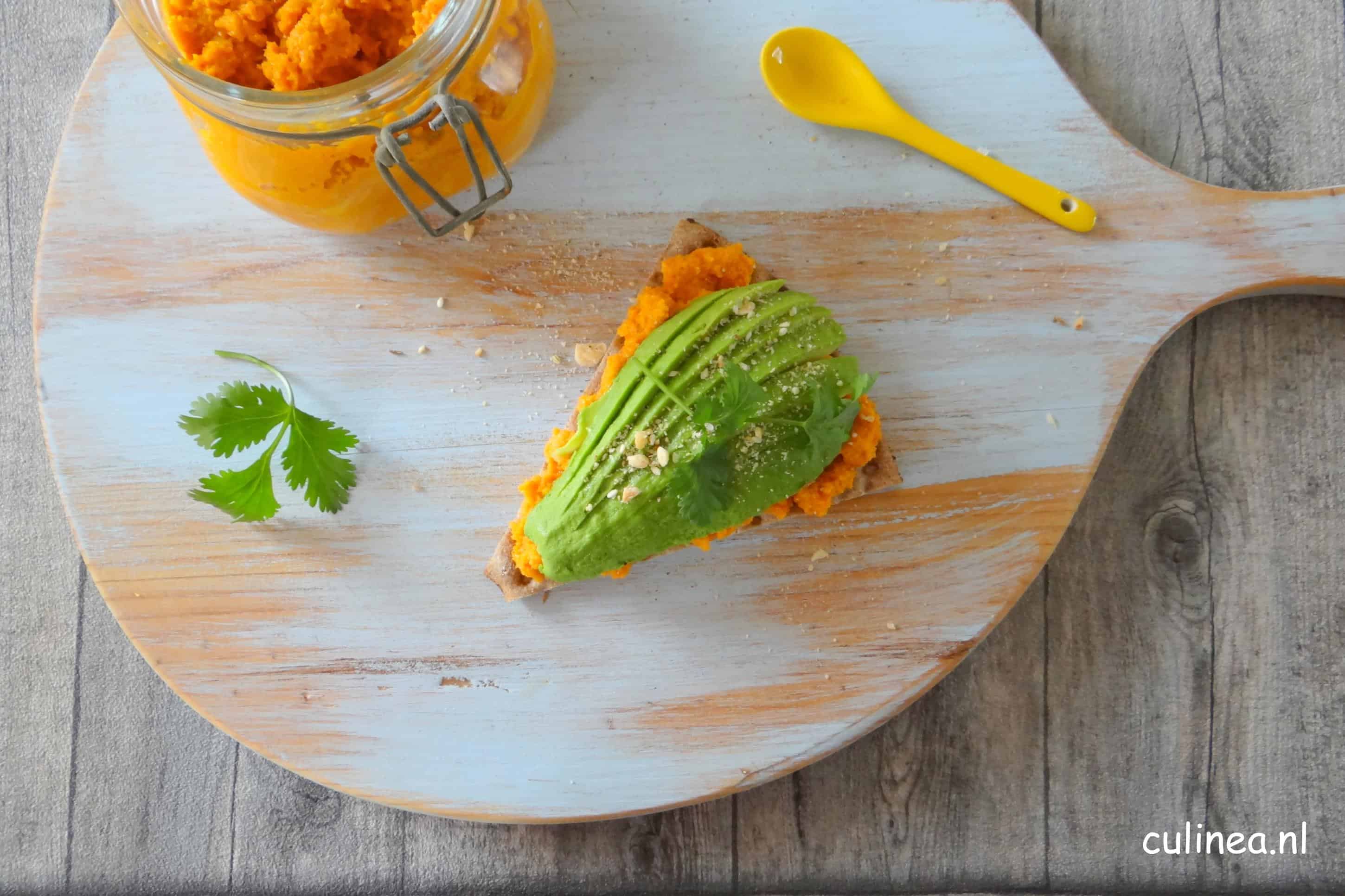 Cracker met wortel hummus en avocado