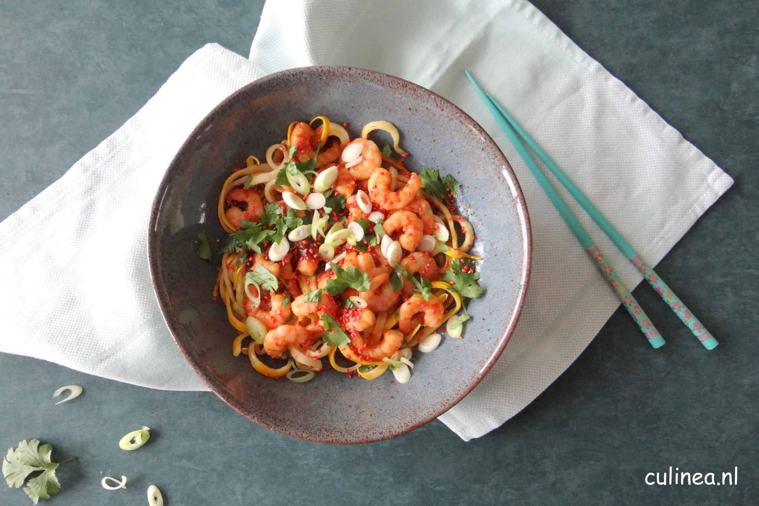 Gele courgetti met miso garnalen