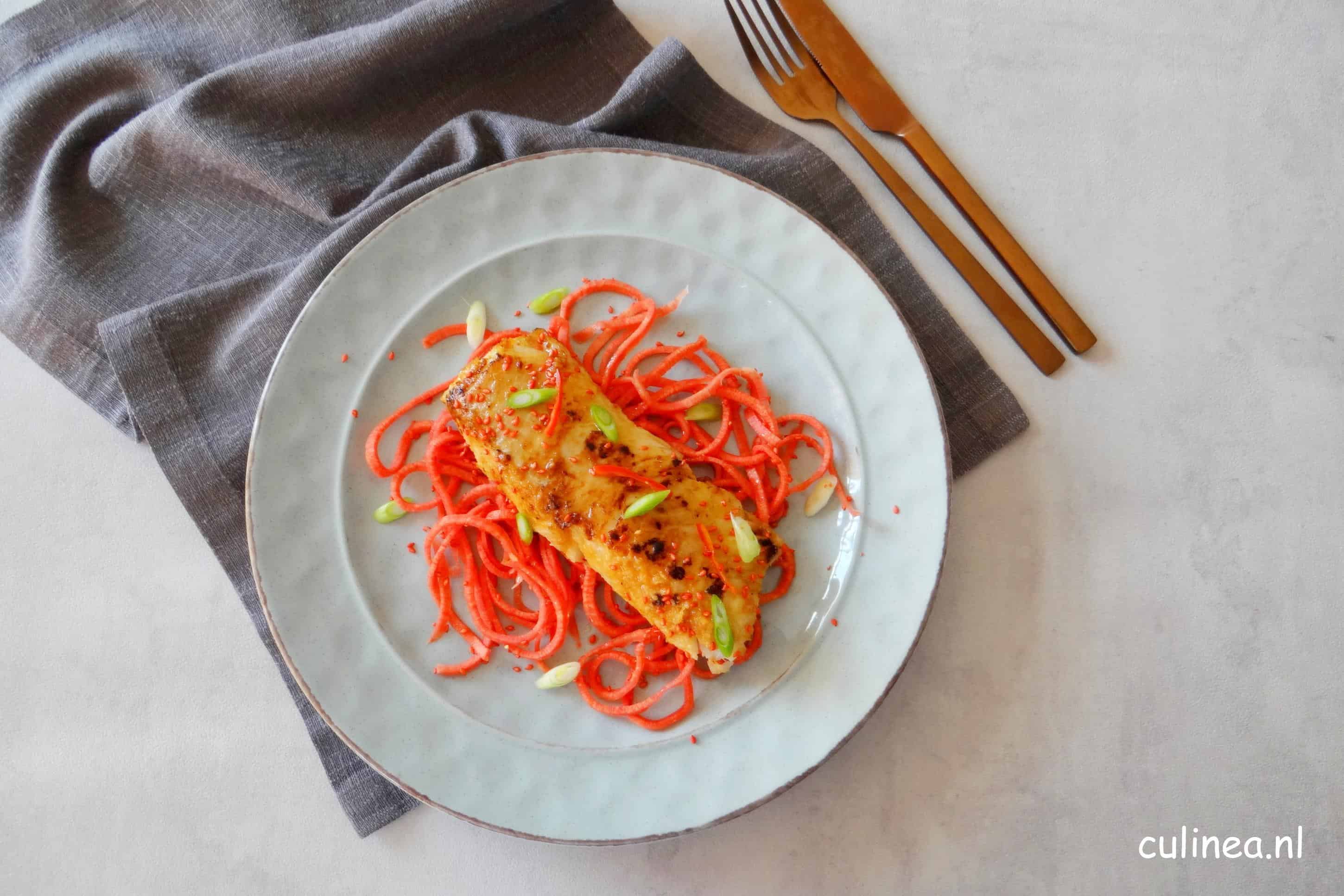 Miso kabeljauw met zoetzure rode wortel noedels