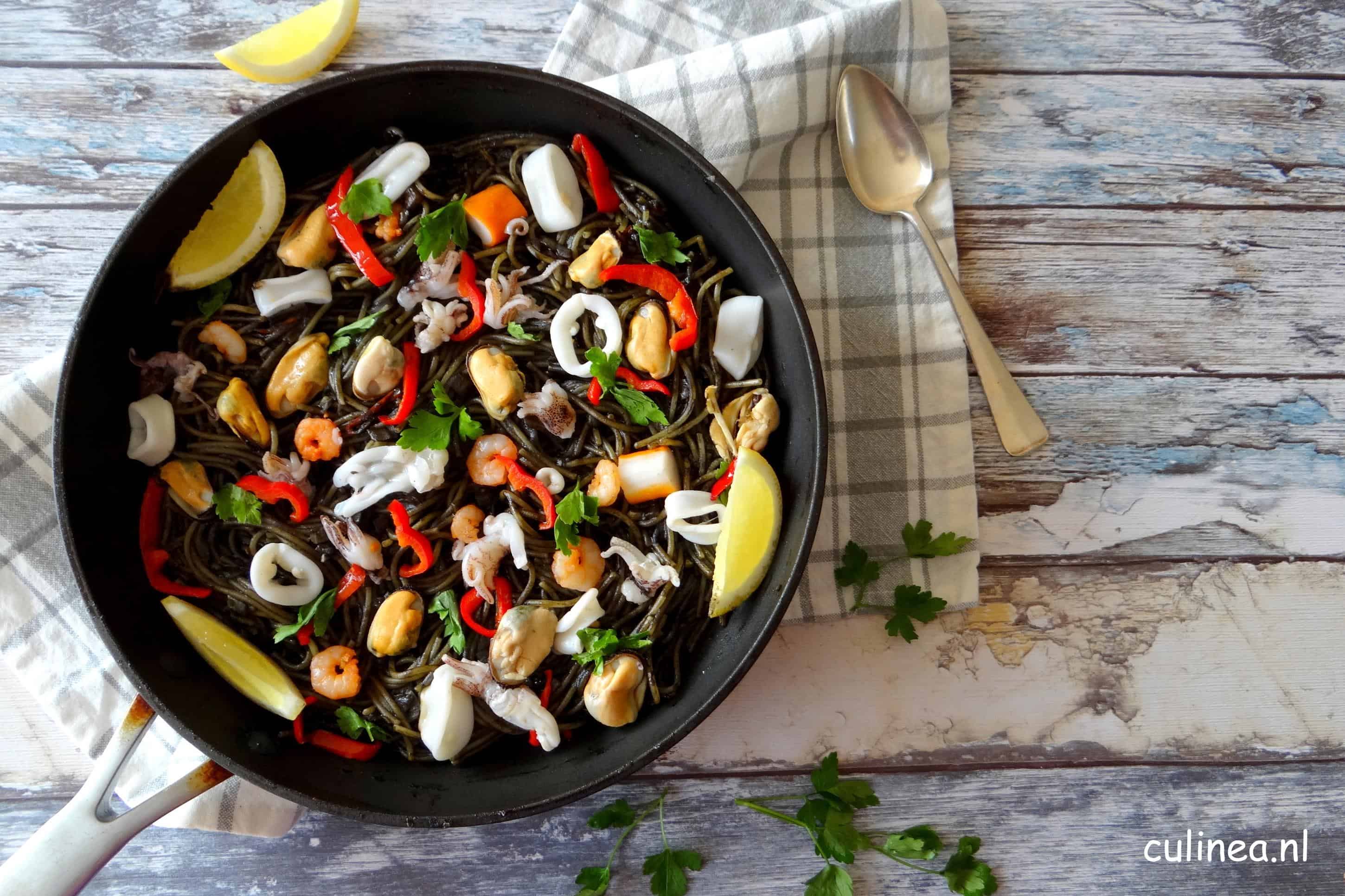 Zwarte Fideuà met zeevruchten
