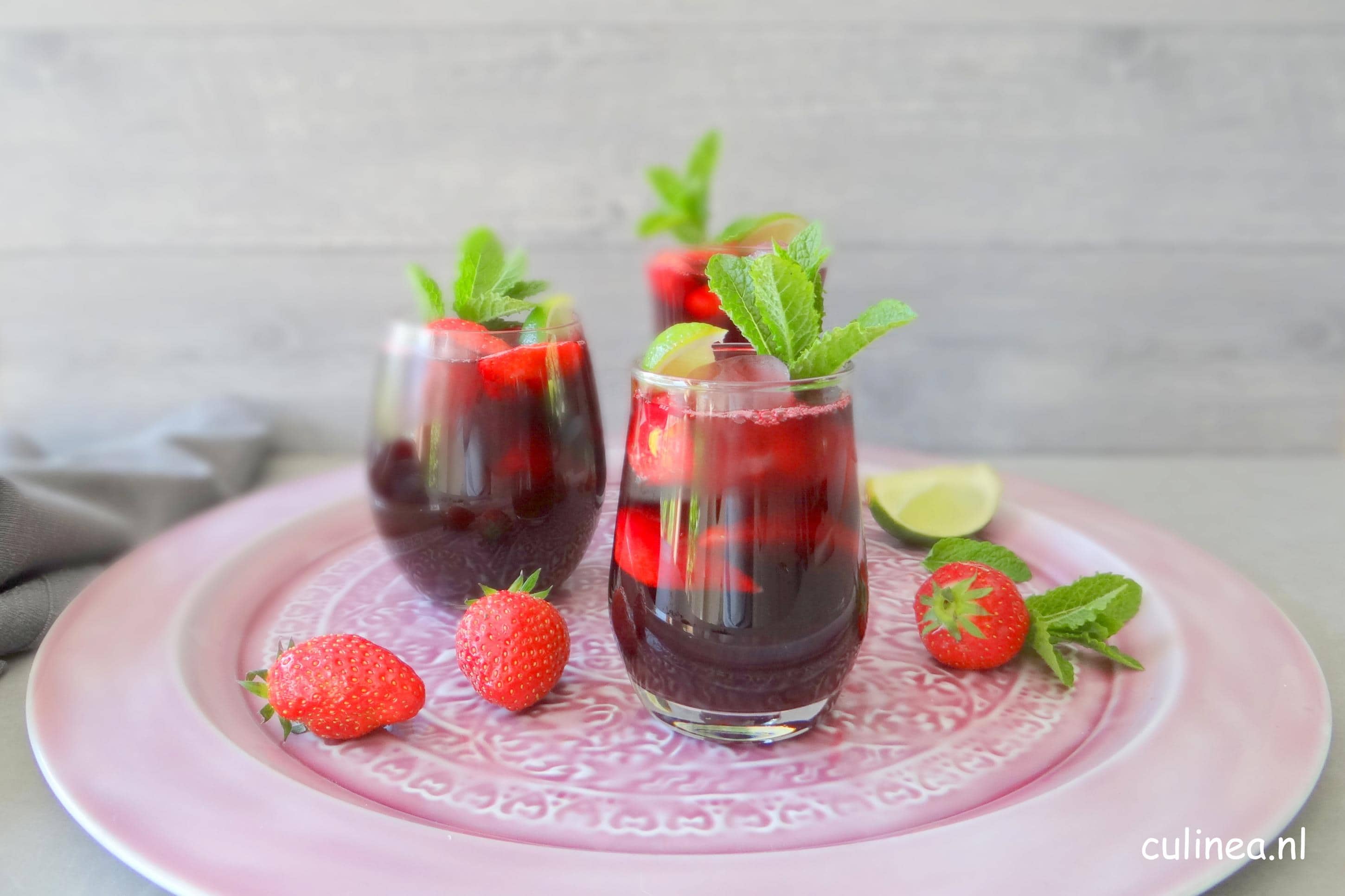 Aardbeien hibiscus mocktail