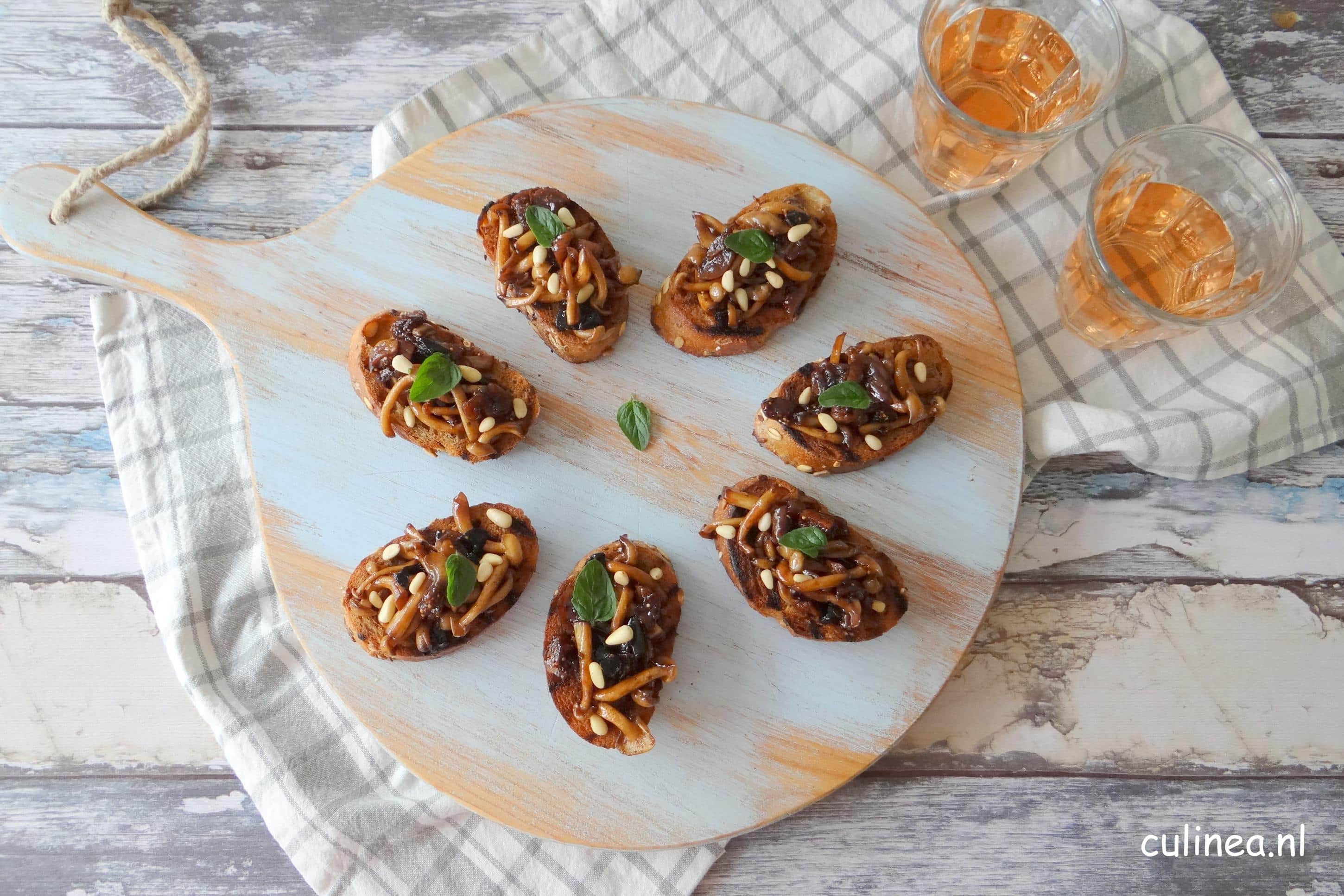 Bruschetta met paddenstoeltjes en zwarte knoflook