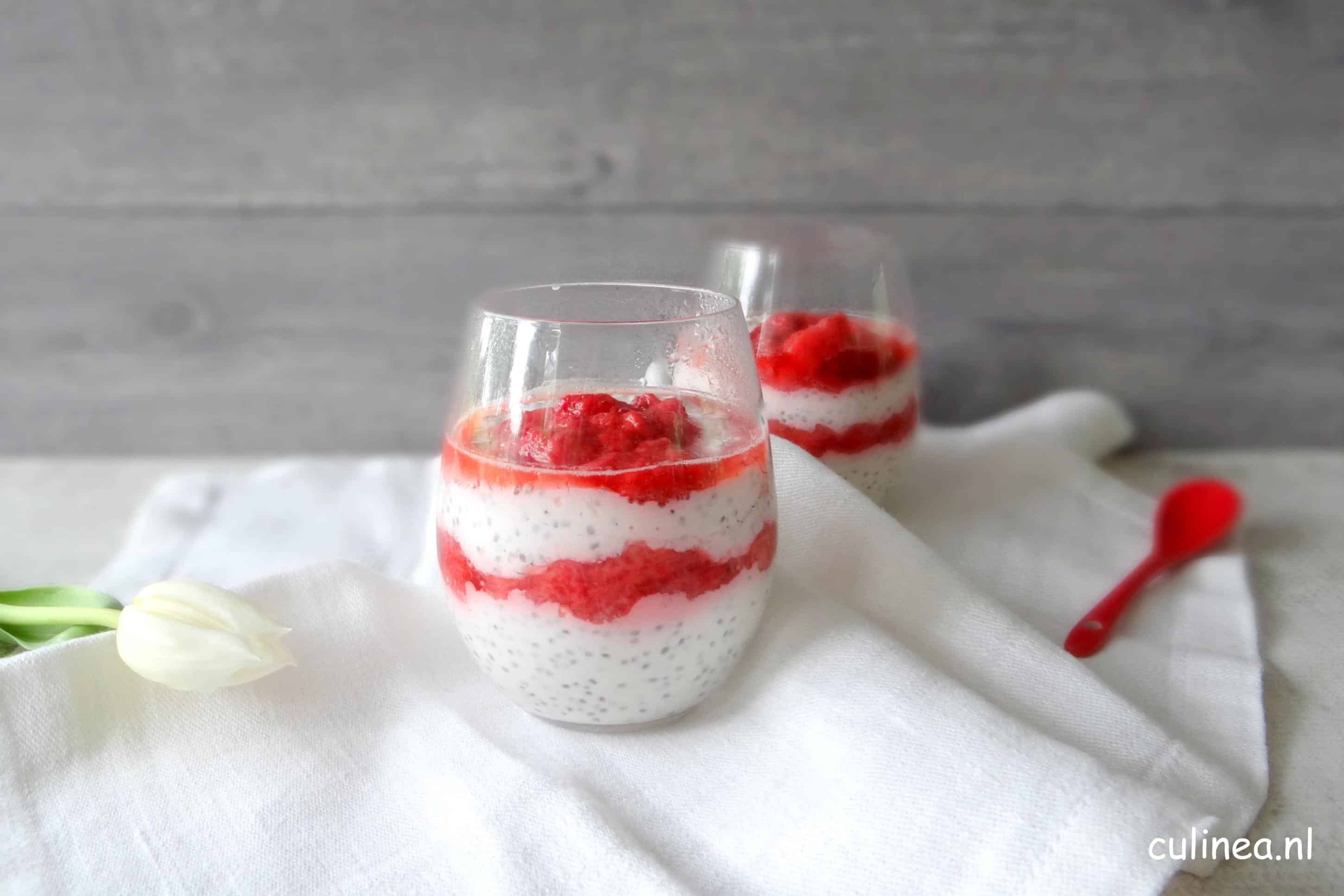 Chiapudding met geroosterde aardbeien
