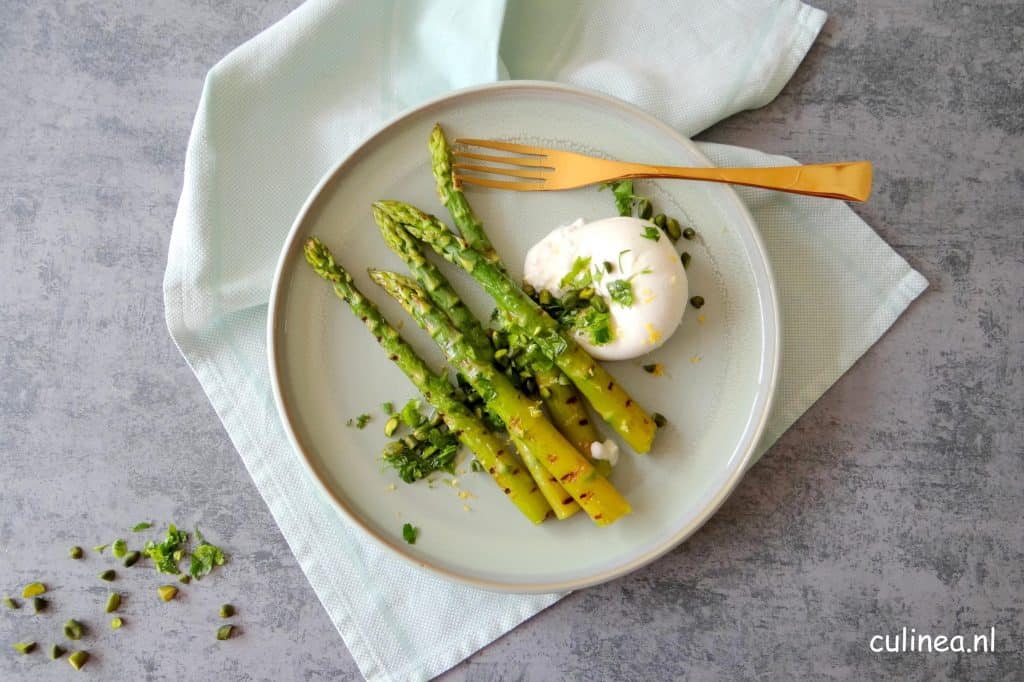 Gegrilde groene asperges met burrata