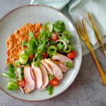 Salade met gegrilde kip en romesco saus