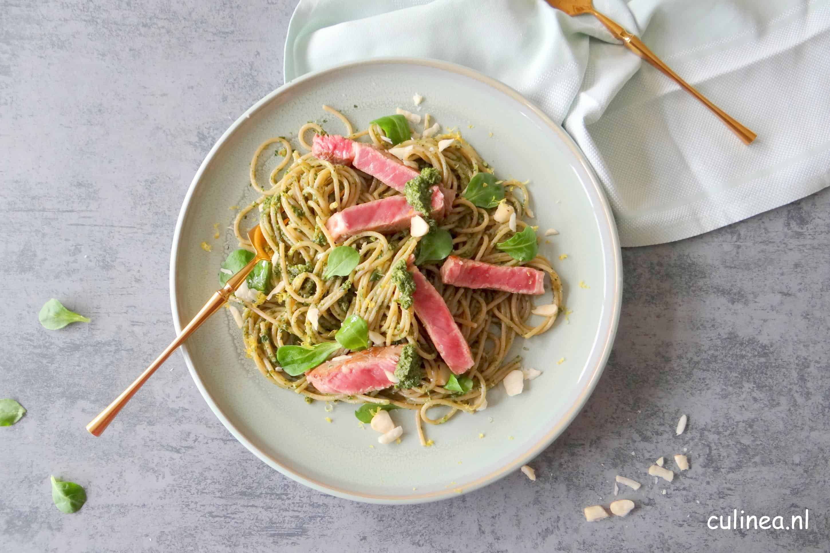 Spaghetti met steak en paranoten waterkerspesto