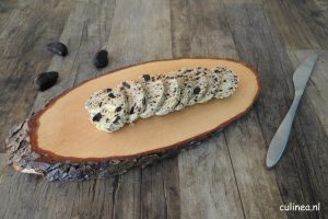 Zwarte knoflook boter op een plank