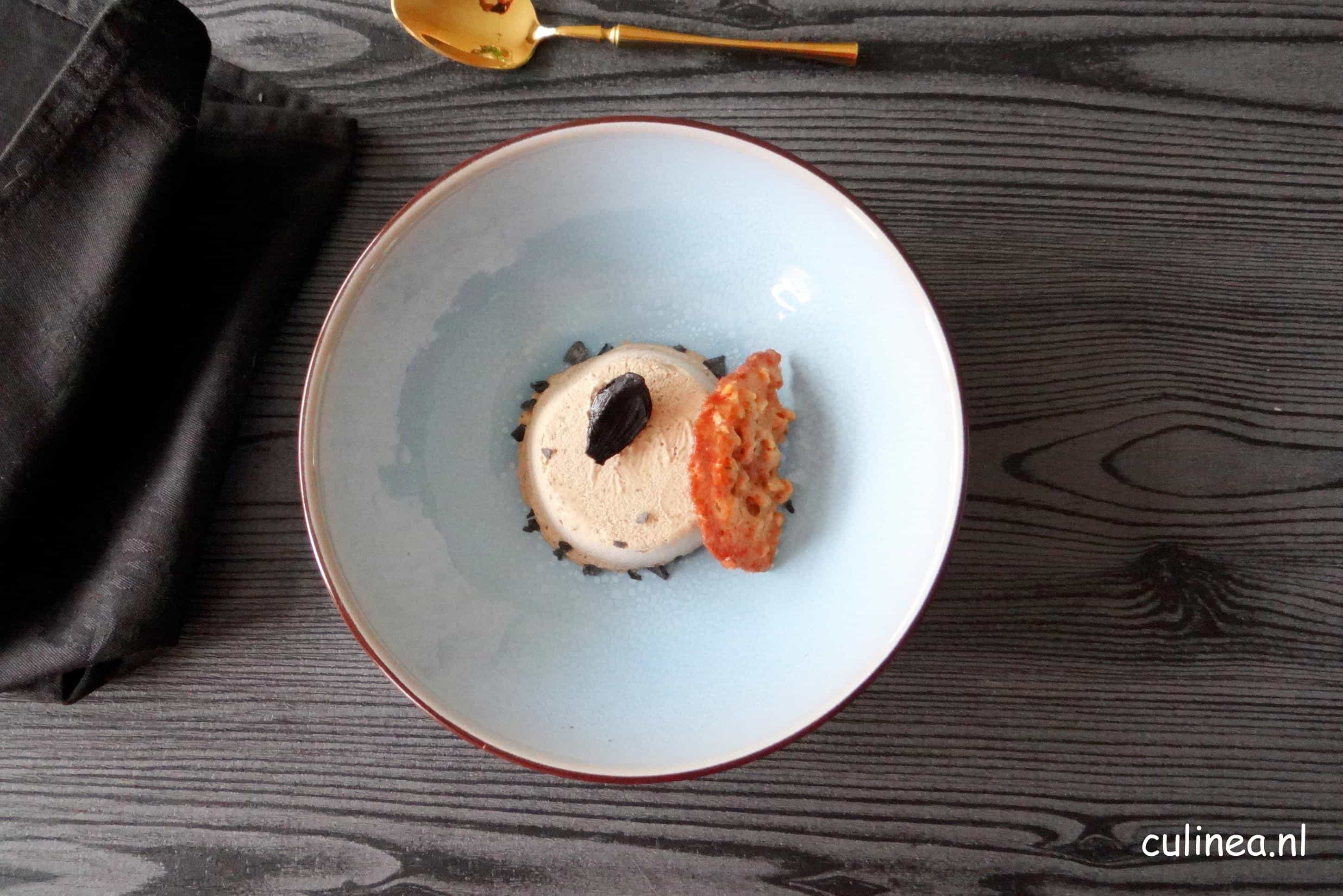 Zwarte knoflook ijs met whisky