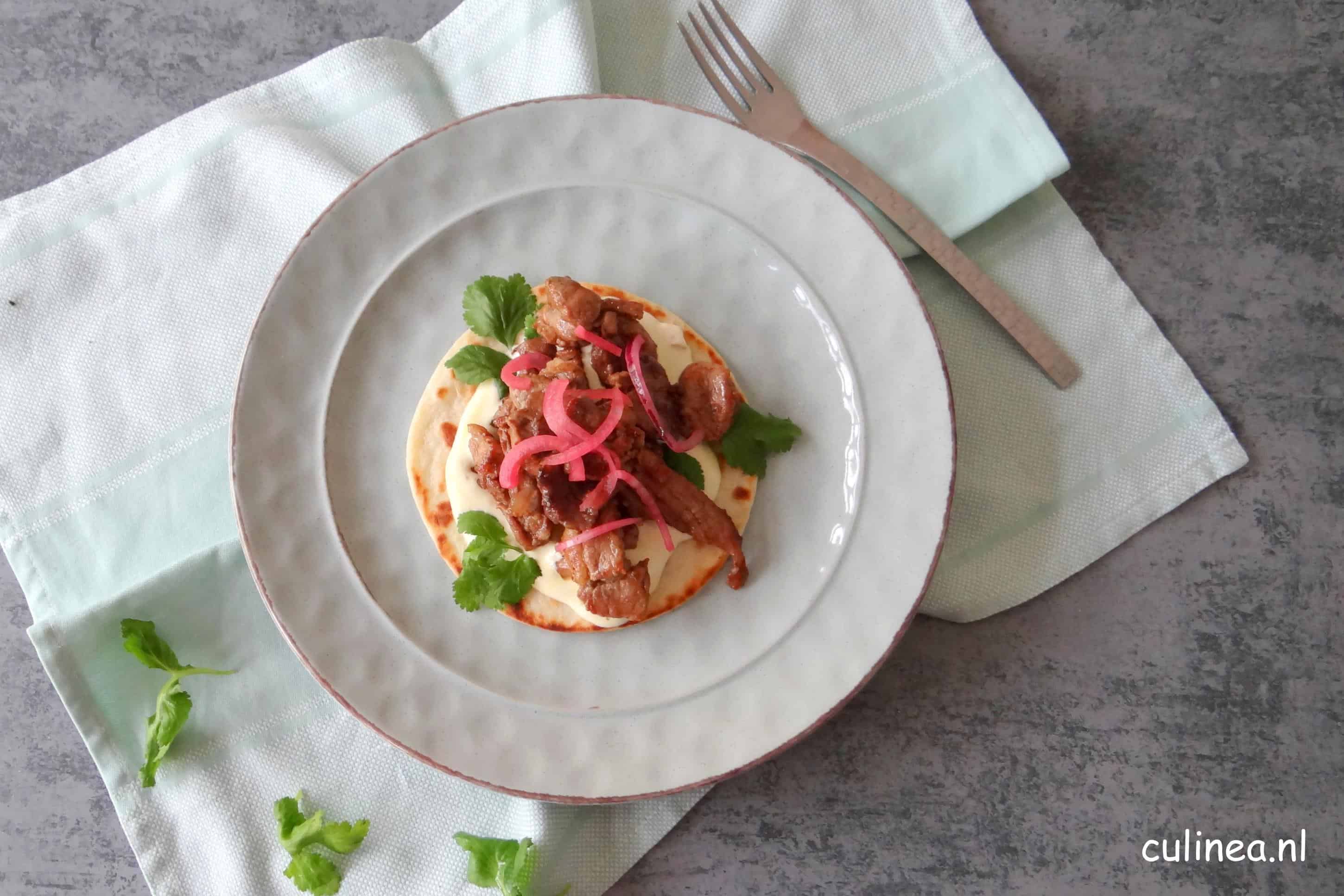 Baharat lamsreepjes met yoghurtsaus