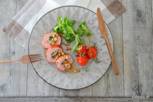 Saltimbocca rollade van kalfsvlees op een bord