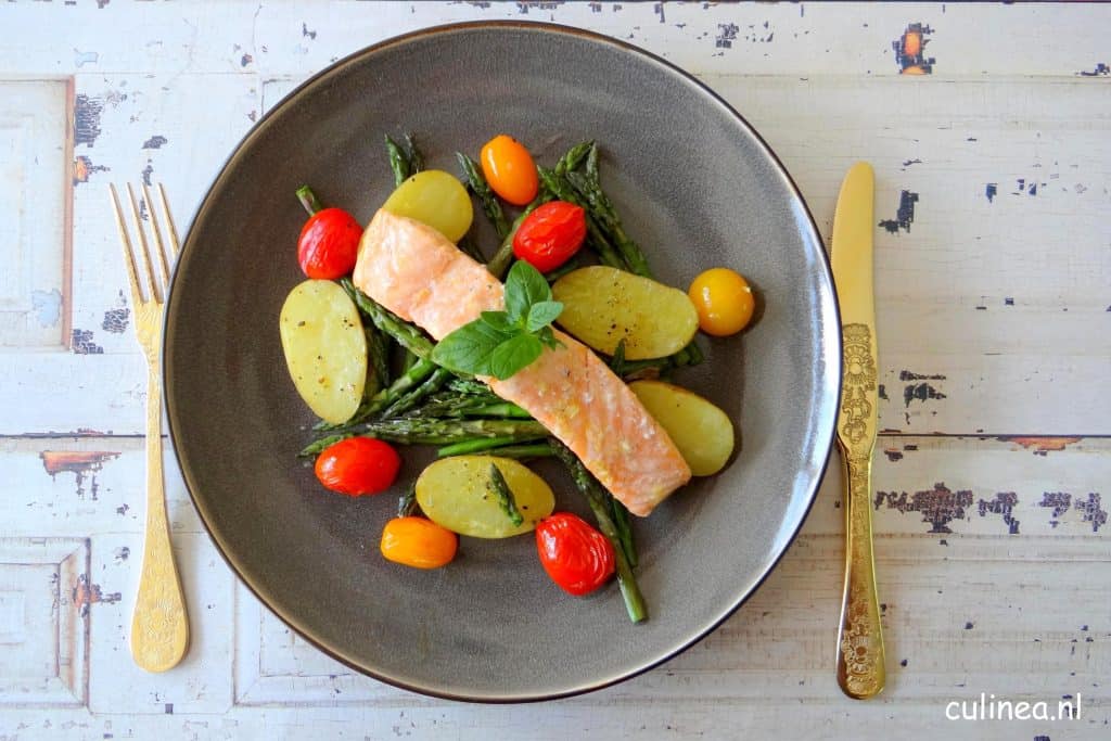 Zalm, krieltjes, aspergetips en tomaatjes uit de oven