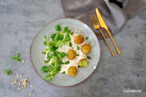 Erwten falafel met yoghurt dressing