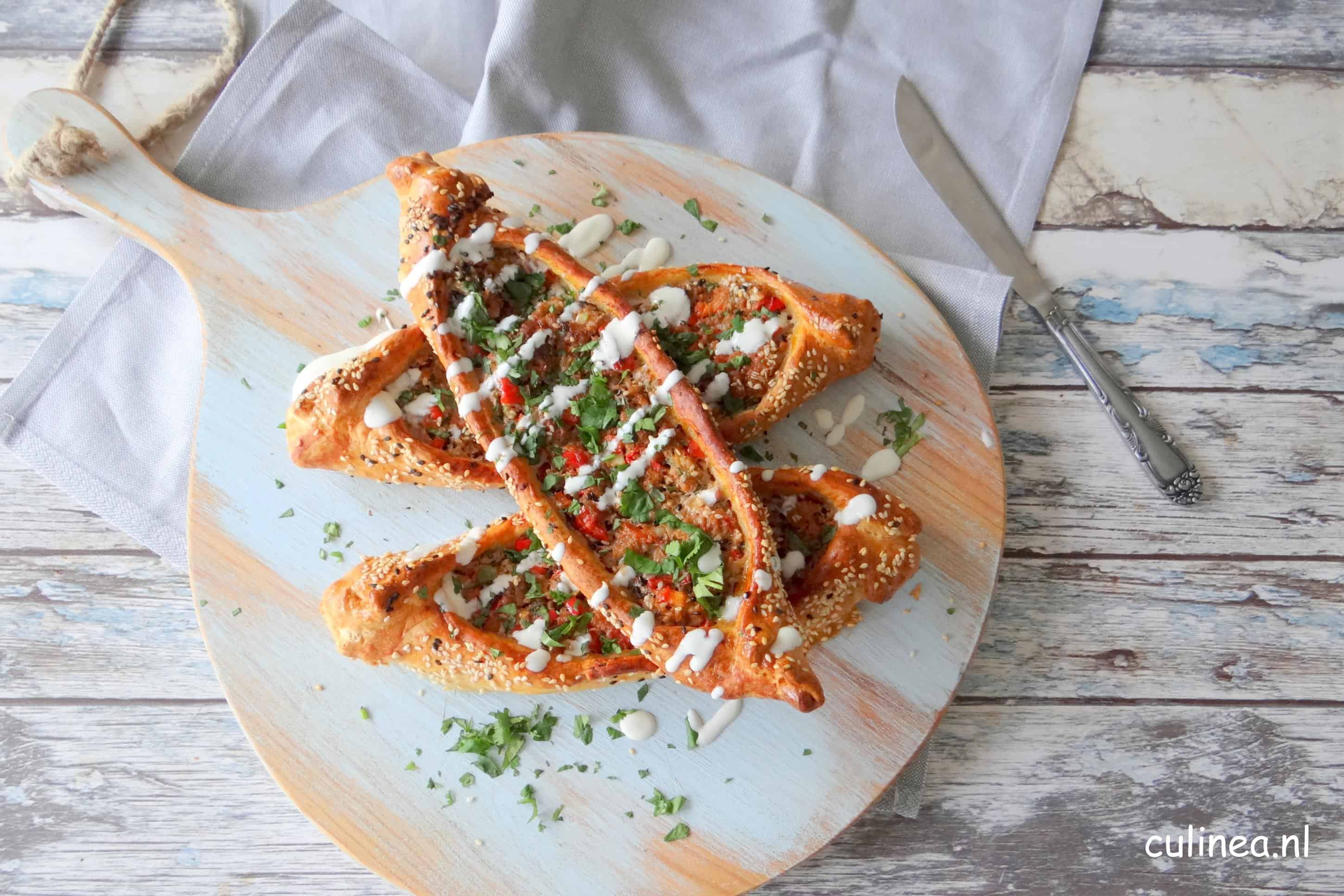 Turkse pide met lamsgehakt en fetasaus