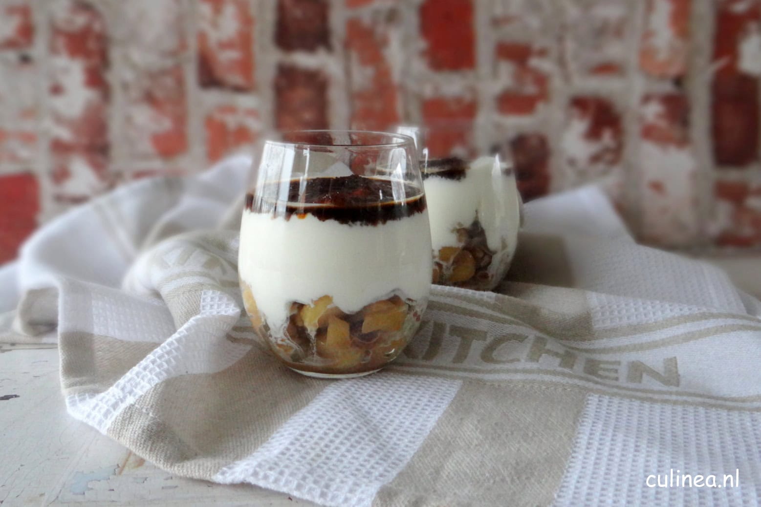 Yoghurt met karamel appelblokjes