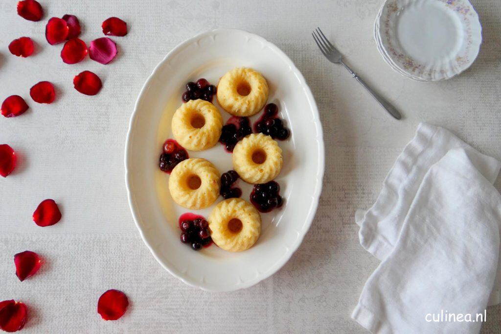 Citroen cakejes met blauwe bessen in lavendelsiroop