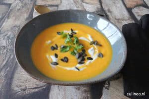 Pompoen, wortel, pastinaak curry soep