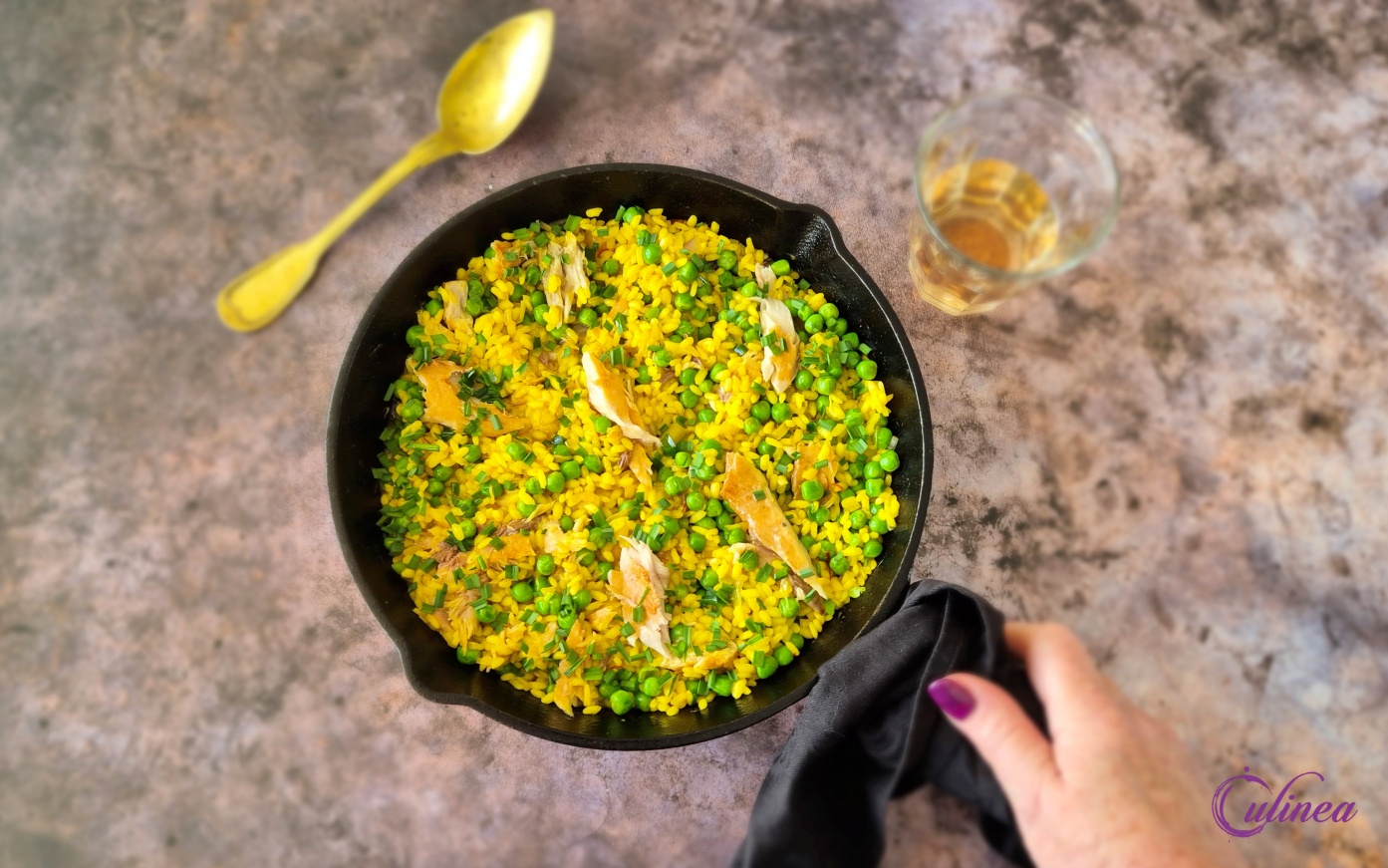 Saffraan paella met erwten en makreel