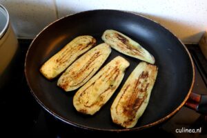 Aubergine rolletjes in tomatensaus