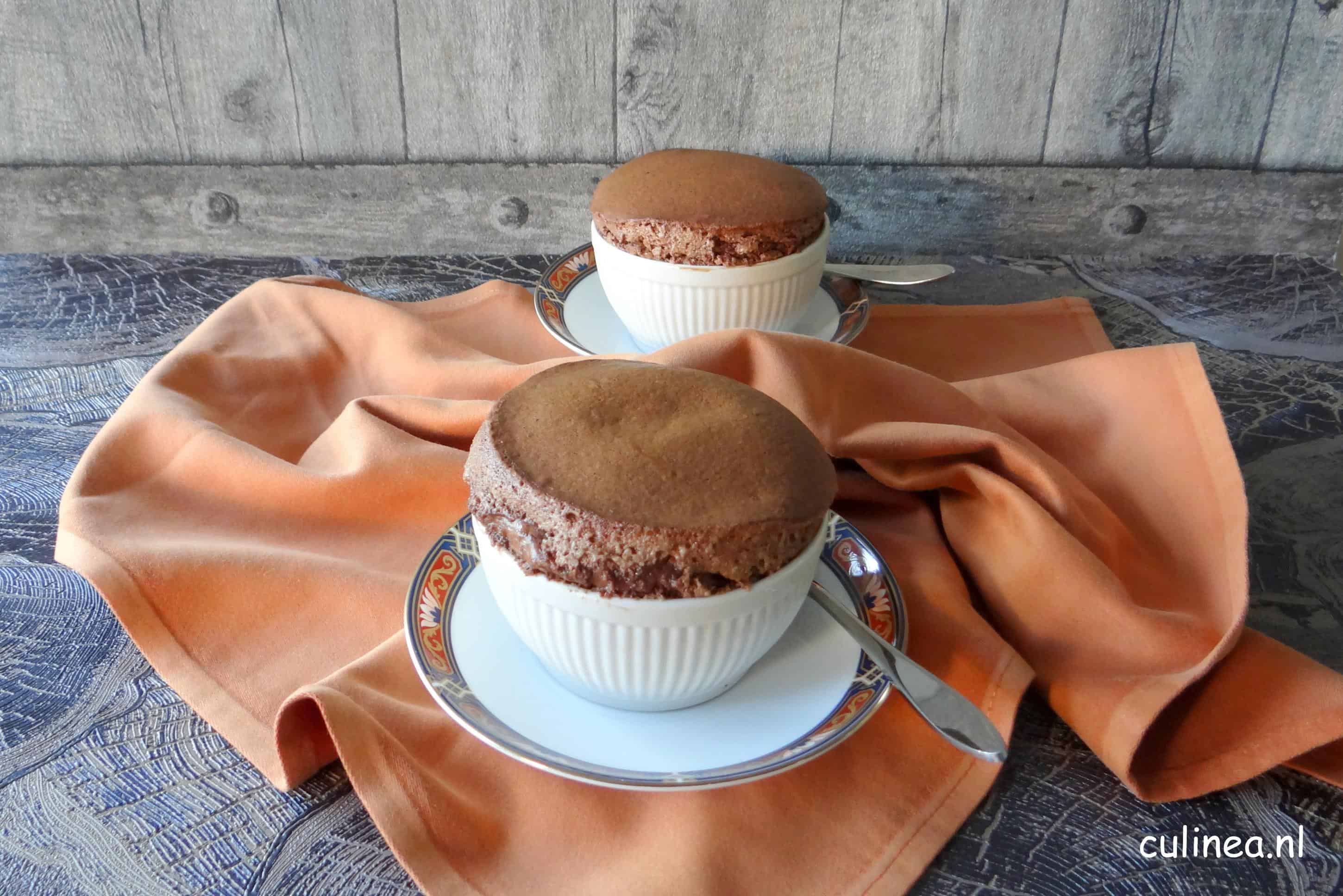 chocolade soufflé in een kopje