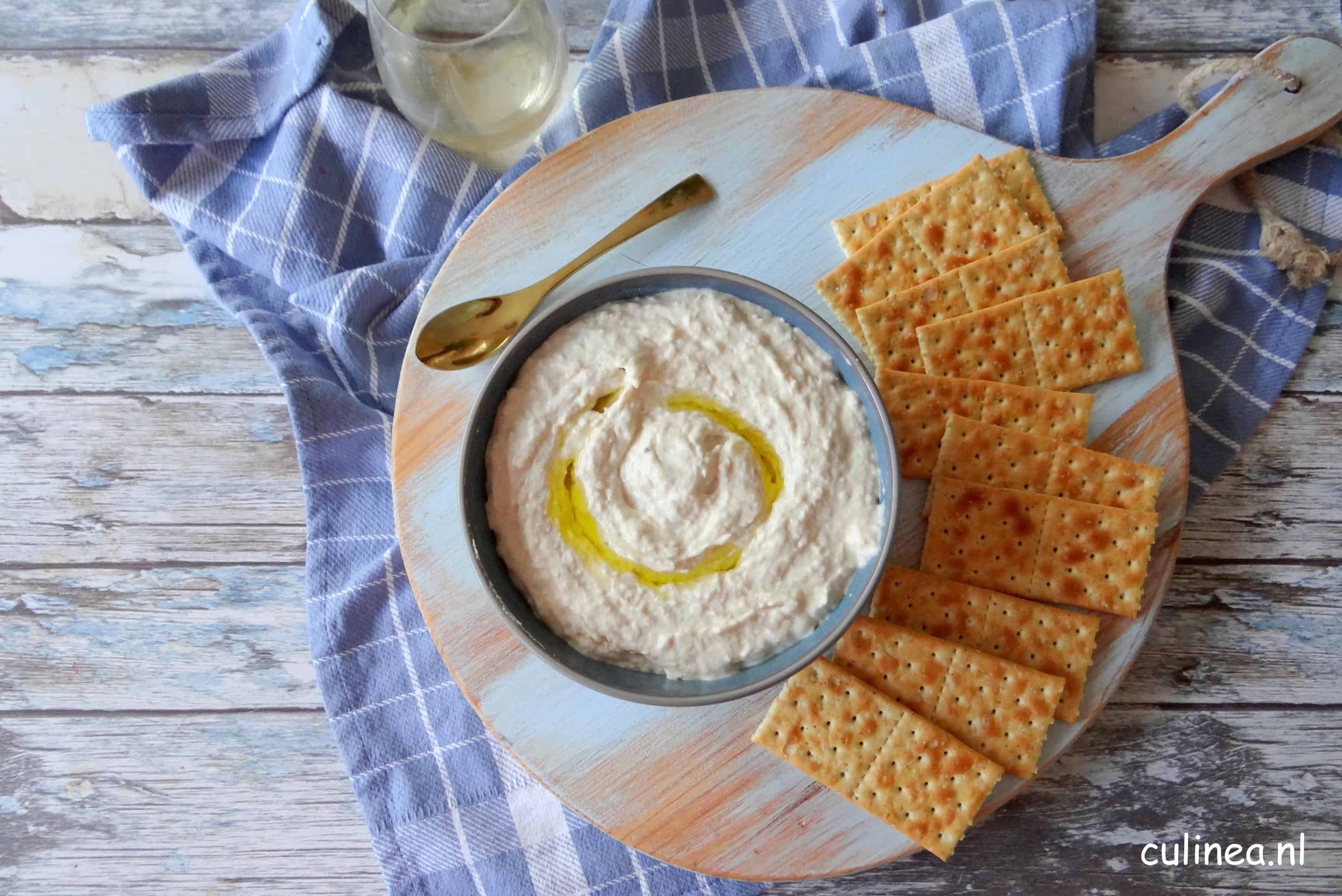 Hummus gemaakt van aspergeschillen